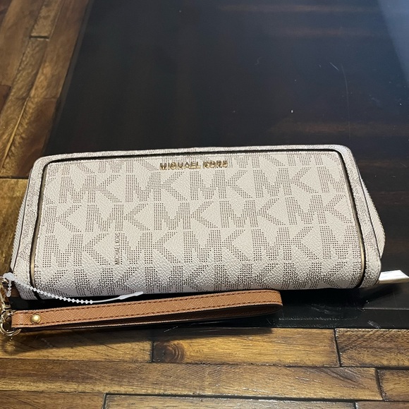 Michael Kors Jet Set Continental Accordion Wallet - Picture 3 of 13